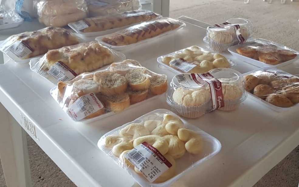 Mesa com lanches para os policias que trabalham em busca de suspeito de matar família em Ceilândia — Foto: Jonathan Moreira/TV Anhanguera