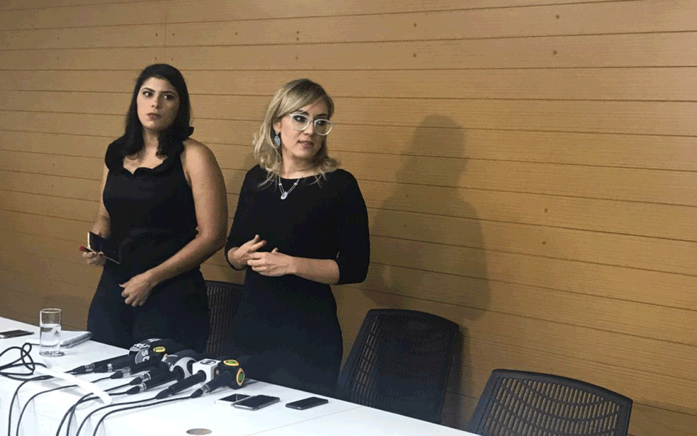 Advogada Naiara Baldanza (à direita), que defende o médico Denis Cesar Barros Furtado, conhecido como Dr. Bumbum (Foto: Letícia Carvalho)
