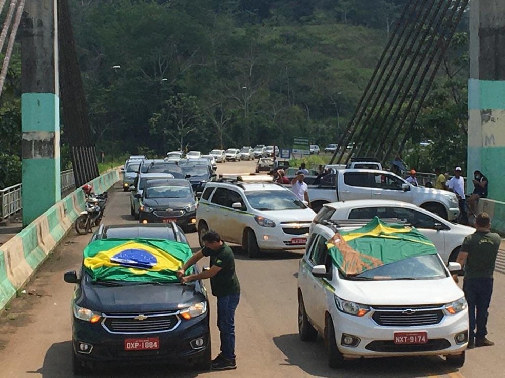 População de Assis Brasil e Peru protesta pela abertura de ponte na fronteira — Foto: Arquivo pessoal