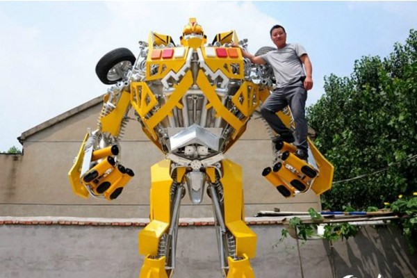 Liansheng com seu autobot em tamanho real (Foto: Reprodução)