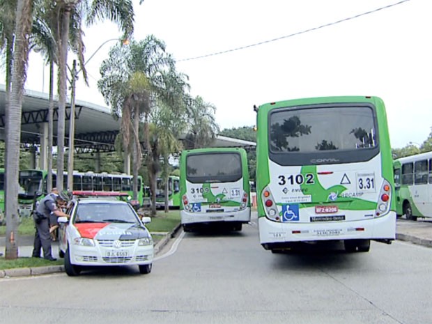 Protesto de motoristas fechou terminal de ônibus no distrito de Barão Geraldo, em Campinas (Foto: Reprodução / EPTV)