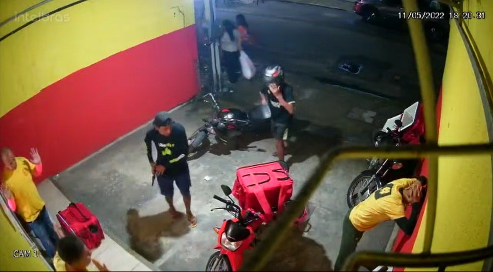 Dupla de assaltantes rouba entregadores de comida, em Fortaleza. — Foto: Reprodução