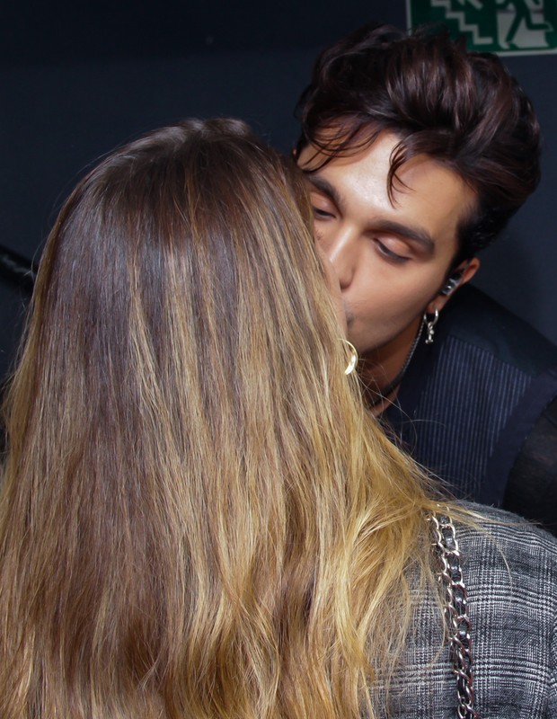 Luan Santana troca beijo com Izabela Cunha (Foto: Clayton Felizardo/Brazil News)