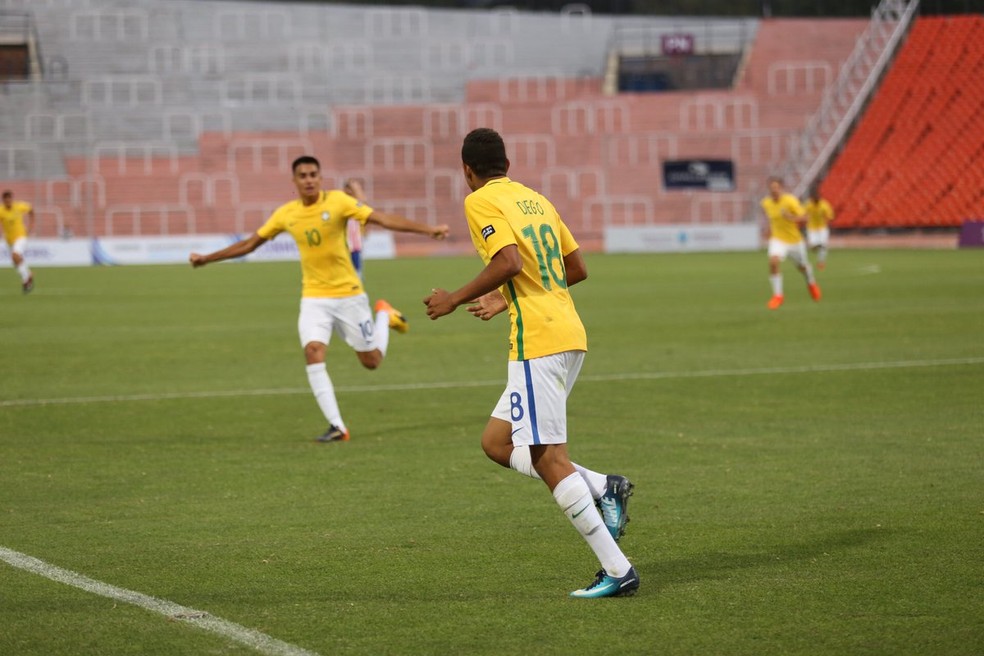 Diego comemora o gol que ampliou a vantagem brasileira (Foto: Reprodução Twitter)