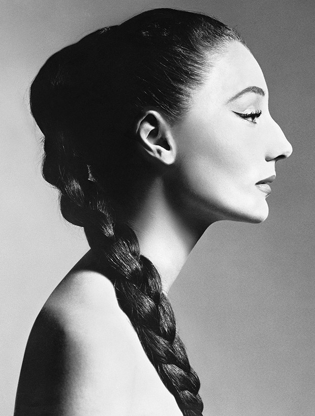 Jacqueline de Ribes with her hairstyle by Kenneth, 1955. (The Richard Avedon Foundation.) (Foto: Richard Avedon/The Metropolitan Museum of Art)
