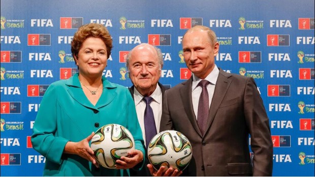 Dilma faz entrega simbólica da Copa do Mundo à Rússia no estádio do Maracanã (Foto: Roberto Stuckert Filho/PR)