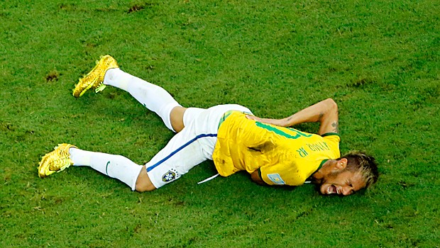 Lesão, vértebra, Neymar (Foto: AP)