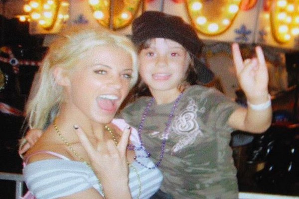 A modelo e ex-lutador Ashley Massaro em foto antiga com a filha (Foto: Instagram)