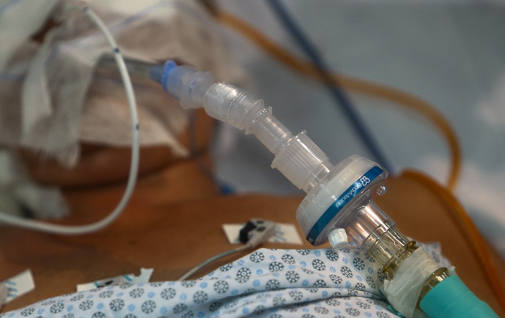 Foto mostra paciente intubado em UTI montada para atender pacientes com Covid-19 em hospital de campanha em Santo Andr, no ABC paulista.  Foto: Miguel Schincariol / AFP