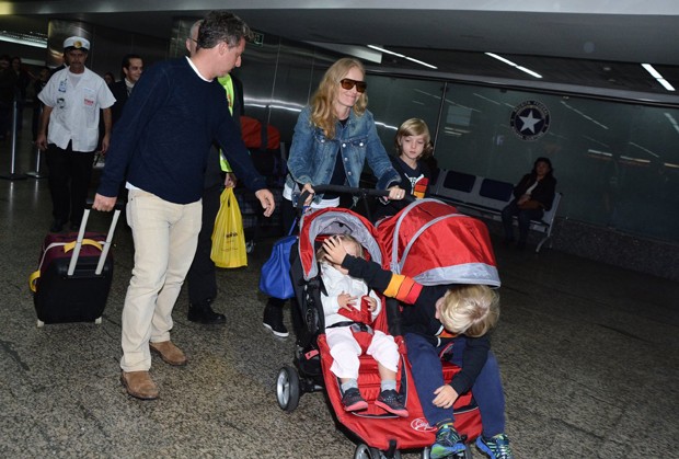 Luciano Huck e Angélica com os filhos (Foto: Caio Duran/AgNews)
