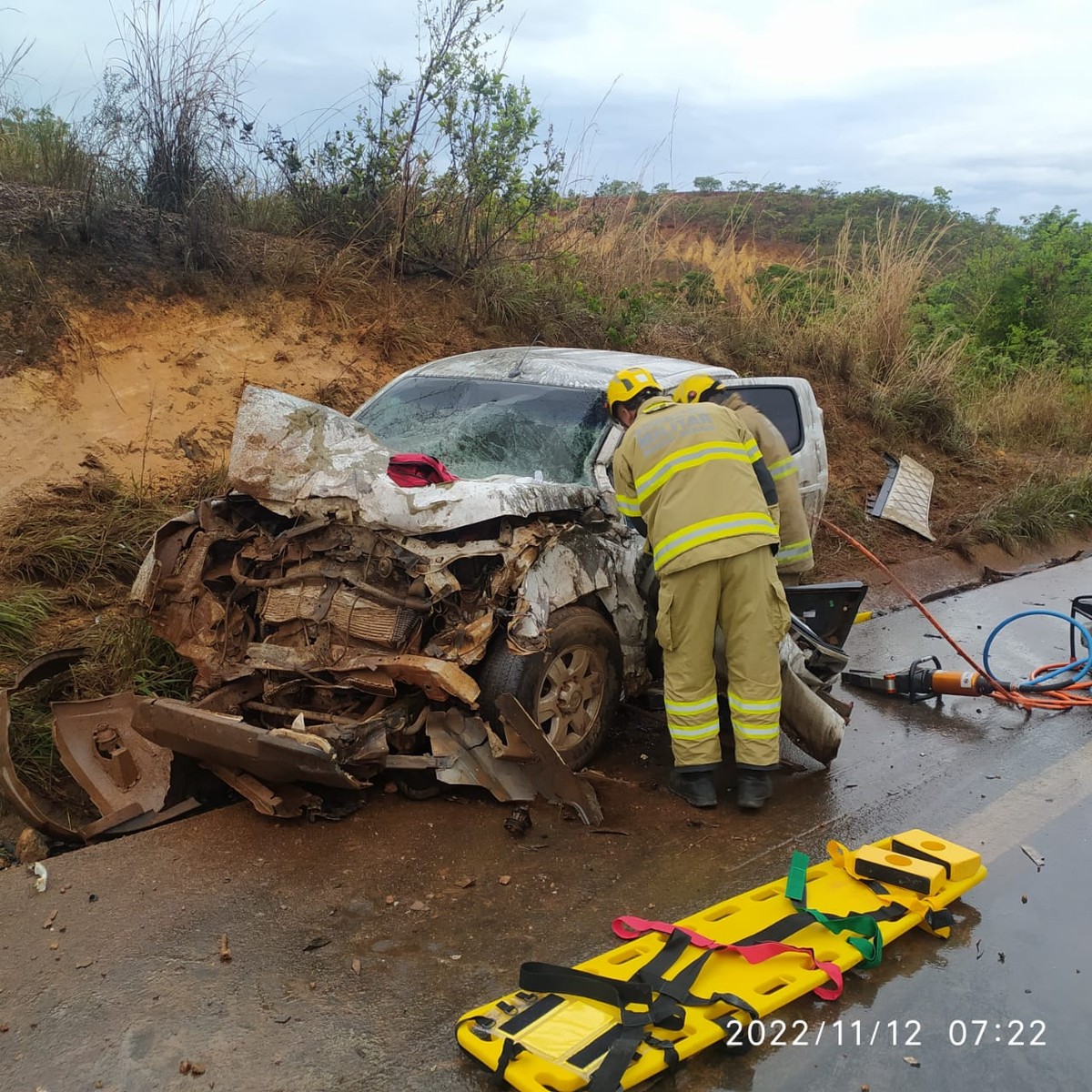 Motorista de caminhonete fica ferido após bater de frente com carreta na BR-365, em Montes Claros