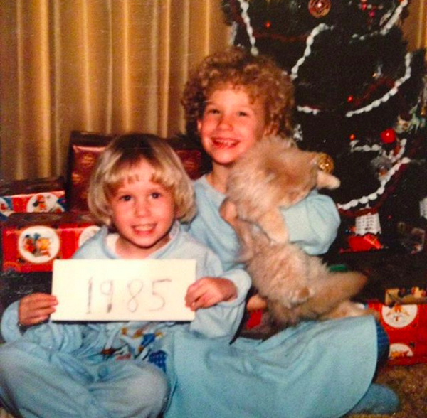 A atriz January Jones com a irmã mais nova em foto de 1985 compartilhada por ela (Foto: Instagram)