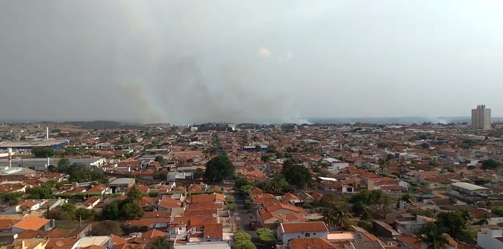 Era possível ver fumaça de incêndio de longe em Mirassol — Foto: Arquivo Pessoal 