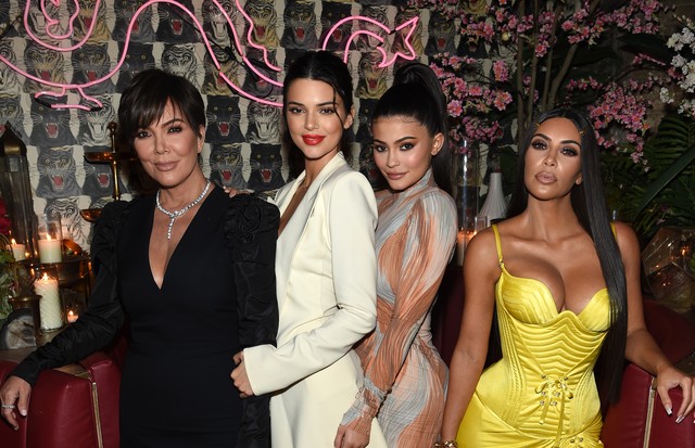 NEW YORK, NY - MAY 08:  (L-R) Talent Manager, Jenner Communications, Kris Jenner, Model Kendall Jenner,  Founder, Kylie Cosmetics Kylie Jenner, Founder, The Business of Fashion Imran Amed and Founder and CEO, KKW Kim Kardashian attends an intimate dinner  (Foto: Getty Images for The Business of)