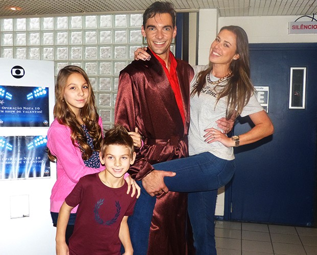Giba posa com família nos bastidores do Dança (Foto: Domingão do Faustão/TV Globo)