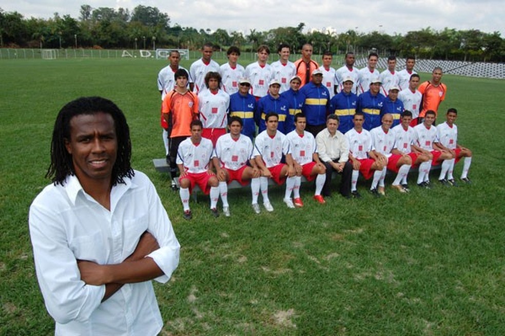 Roque Júnior com garotos do Primeira Camisa, em 2012 (Foto: Divulgação)