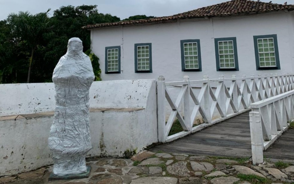 Estátua de Cora Coralina é embalada na cidade de Goiás para evitar aglomeração  — Foto: Reprodução/TV Anhanguera