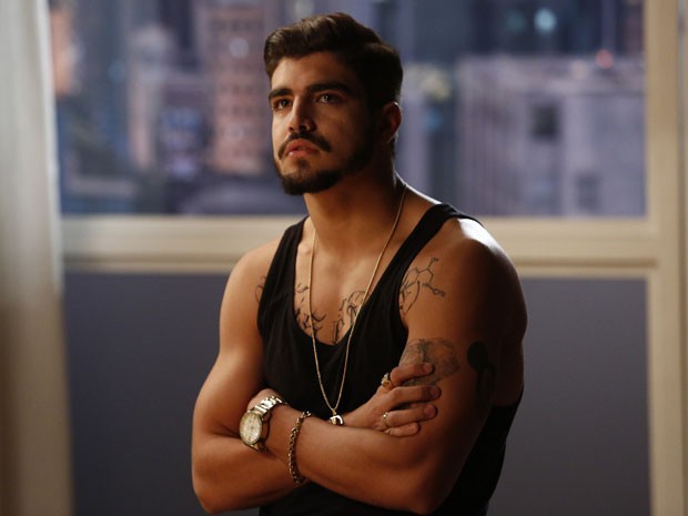 Caio Castro celebra o novo personagem e mostra tatuagens de Grego (Foto: Raphael Dias/Gshow)