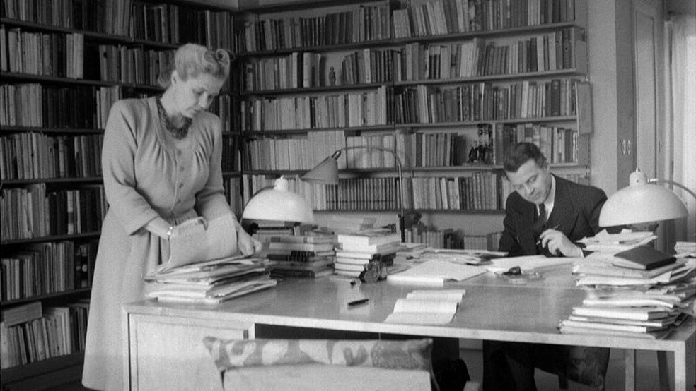 A ideia era que a união deles fosse baseada na parceria, como ainda parecia ser nesta foto de 1945, no escritório da casa do casal — Foto: KW GULLERS / NORDISKA MUSEET / Via BBC