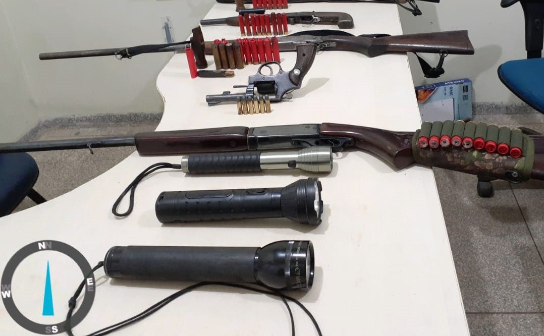 Quatro homens são detidos e seis armas apreendidas após denúncia de crime ambiental em Ji-Paraná, RO