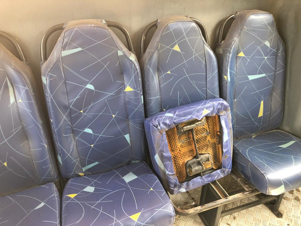 Bancos soltos oferece riscos aos usuários de ônibus em Maceió — Foto: Douglas França/TV Gazeta