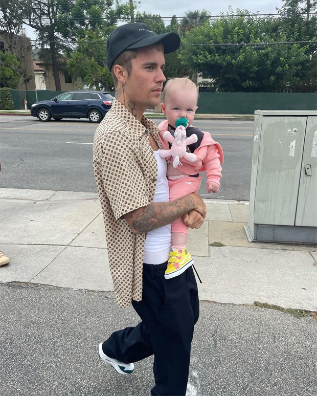 Justin Bieber postou fotos com a sobrinha de Hailey Bieber (Foto: Reprodução / Instagram)