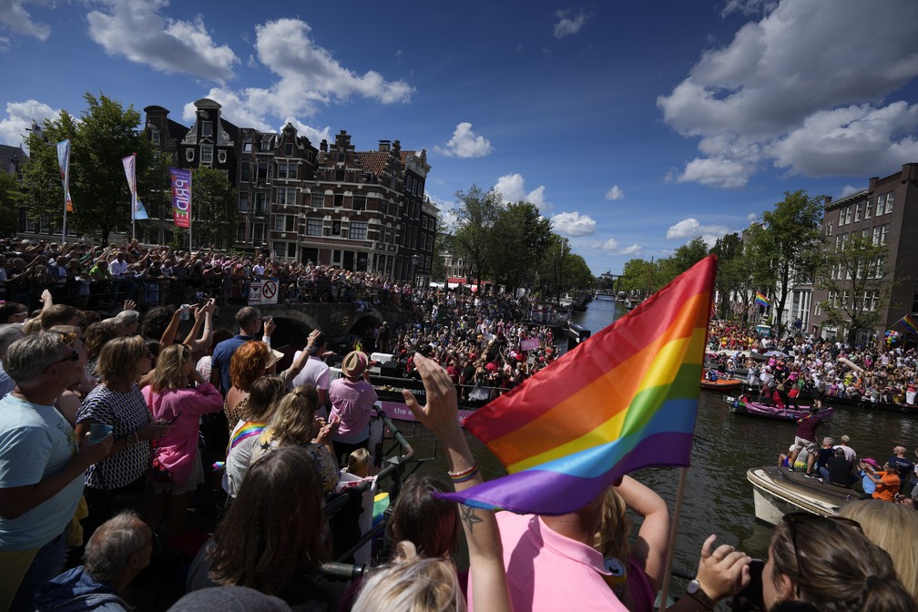 Os participantes andam em um barco enquanto participam do desfile ap&oacute;s dois anos em Amsterd&atilde;, em 6 de agosto de 2022. &mdash; Foto: Peter Dejong/AP