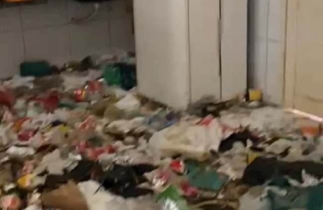 Adolescente e cães são encontrados abandonados em meio a lixo, urina e fezes em Mossoró