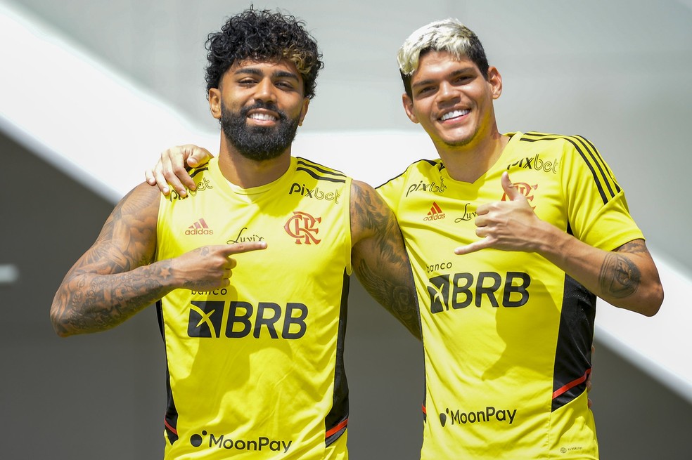 Gabigol e Ayrton Lucas em treino do Flamengo desta quinta-feira &mdash; Foto: Marcelo Cortes/Flamengo