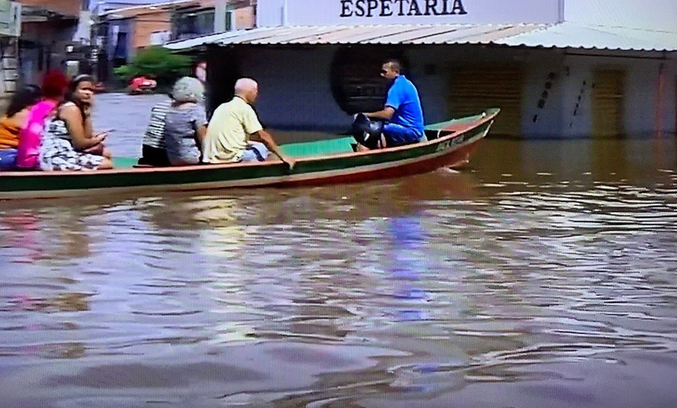 Ruas estão tomadas de água e moradores precisam usar barcos para se deslocar em Marabá  — Foto: TV Liberal/Reprodução 