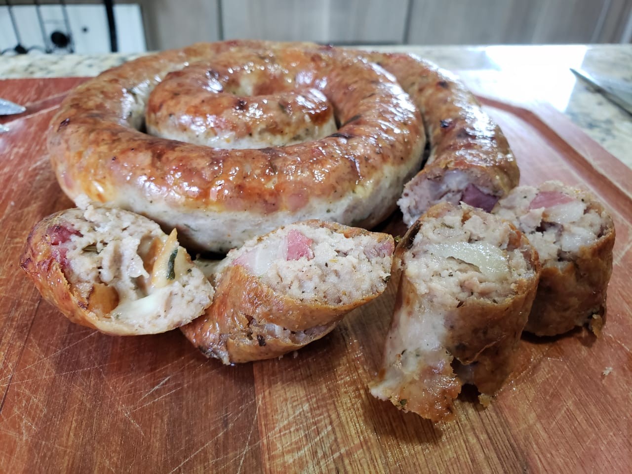 Linguiça Baconlone é feita com pernil suíno, queijo e muitos temperos