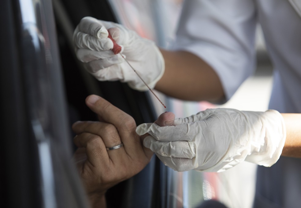 Testes serão feitos com amostras de sangue colhidas do dedo do paciente — Foto: Silvia Izquierdo/AP