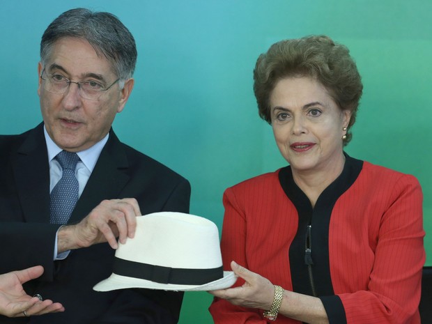 A presidente Dilma Rousseff e o governador de Minas Gerais, Fernando Pimentel, durante assinatura do acordo do Governo Federal e dos estados de Minas Gerais e do Espírito Santo com a mineradora Samarco em Brasília (Foto: Eraldo Peres/AP)