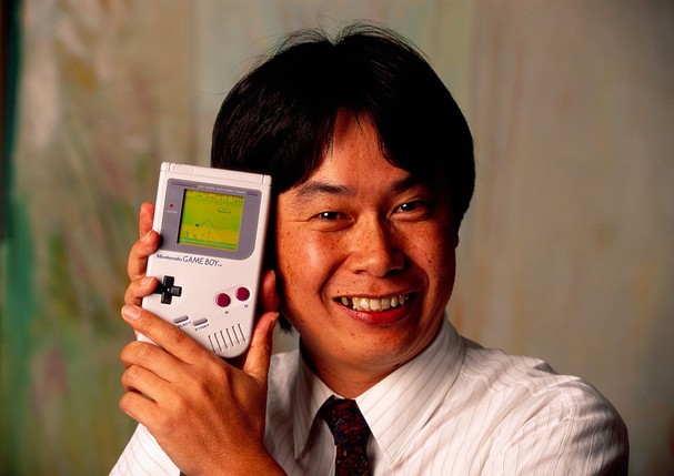 Shigeru Miyamoto, creator of Mario and other characters and video games for Nintendo, holds a Nintendo Game Boy containing the Super Mario World video game. (Photo by © Ralf-Finn Hestoft/CORBIS/Corbis via Getty Images) (Foto: Corbis via Getty Images)