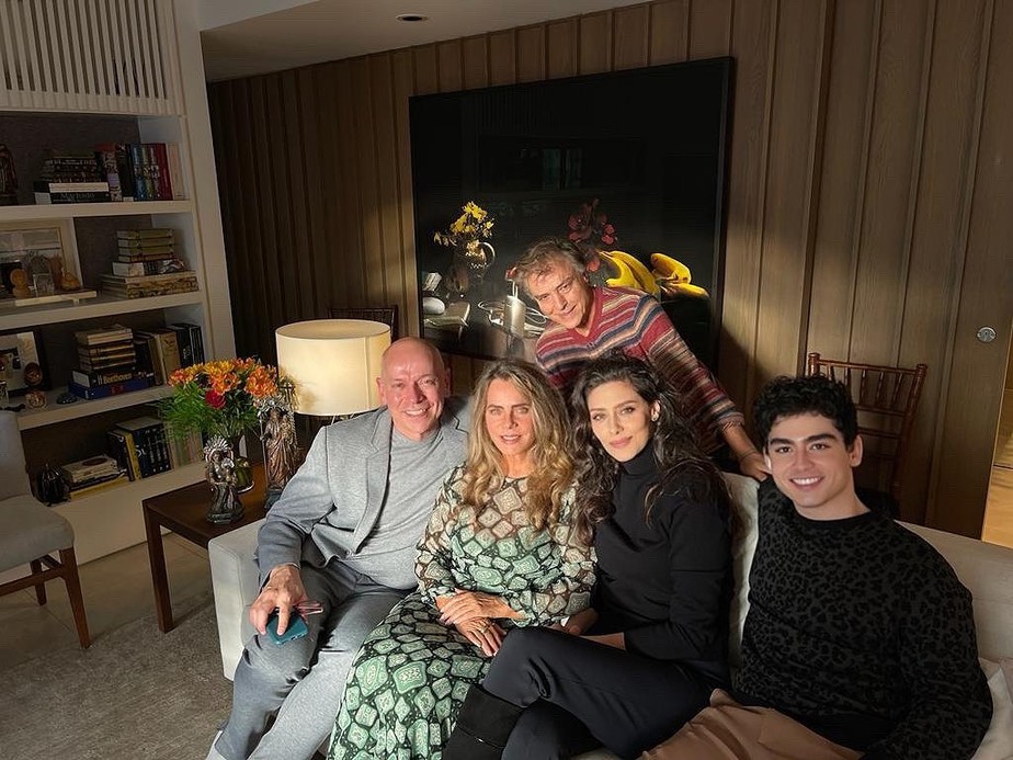 Em foto com o marido, Leandro Karnal mostra reunião com amigos famosos em casa