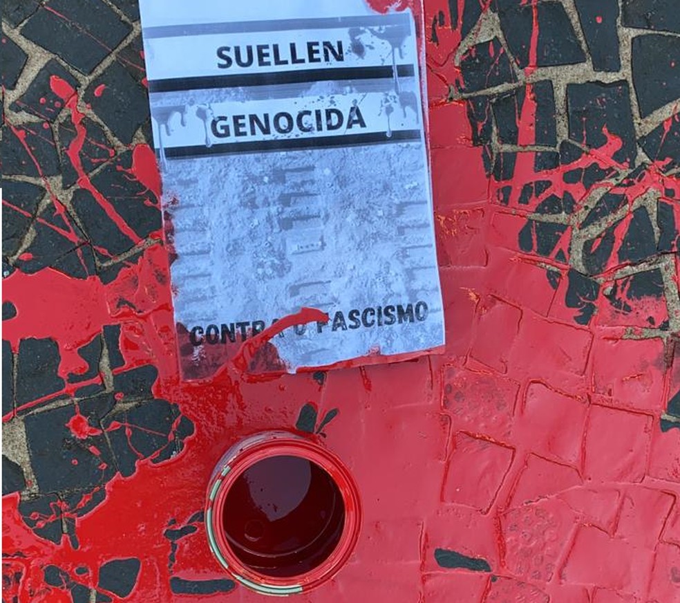 Panfletos com os dizeres 'Suéllen genocida' foram encontrados em frente ao Sincomércio de Bauru — Foto: Sincomércio/Divulgação