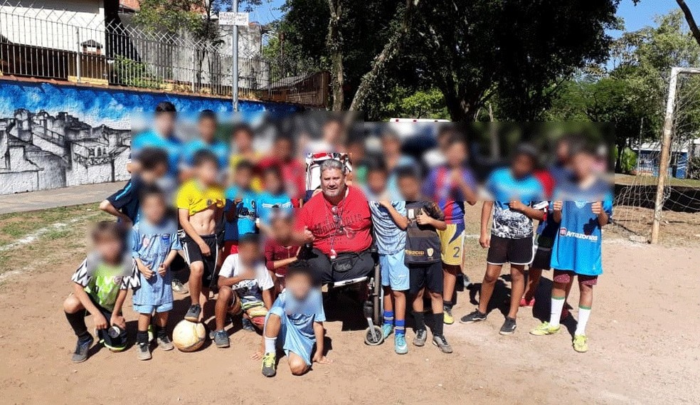 Valdir Azevedo com as crianças projeto social do qual fazia parte no Jardim Elba, na Zona Leste de São Paulo. — Foto: Arquivo Pessoal