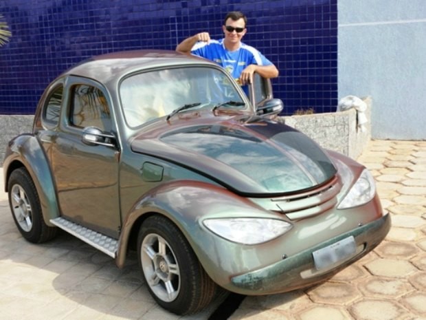 Vitor Hugo gosta de exibir o carrinho pelas ruas de Vilhena (Foto: Álbum pessoal/Divulgação)
