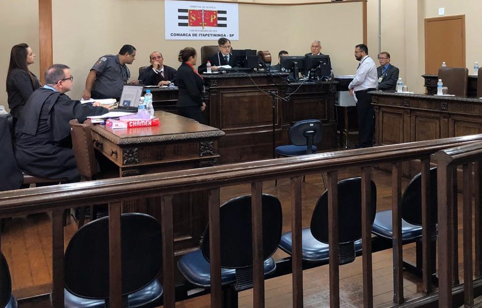 Promotor do caso, à direita do juiz, fez discurso emocionado sobre a violência que a menina sofreu — Foto: Heloisa Casonato/G1