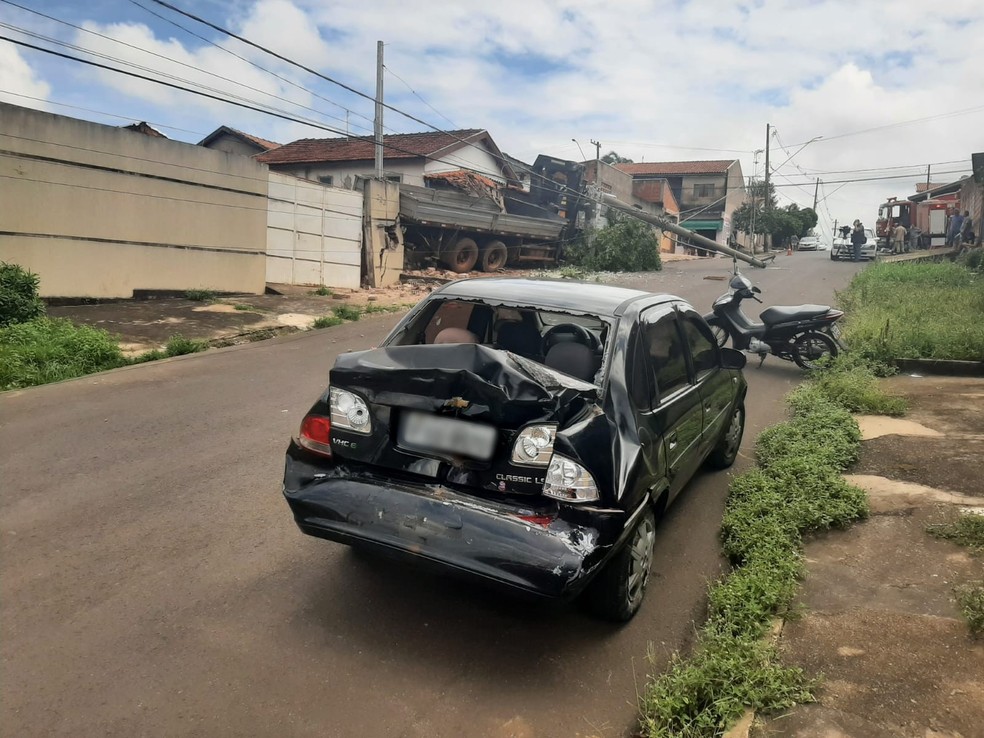 Carro foi atingido por caminhão que perdeu freio em Agudos — Foto: Adolfo Lima /TV TEM
