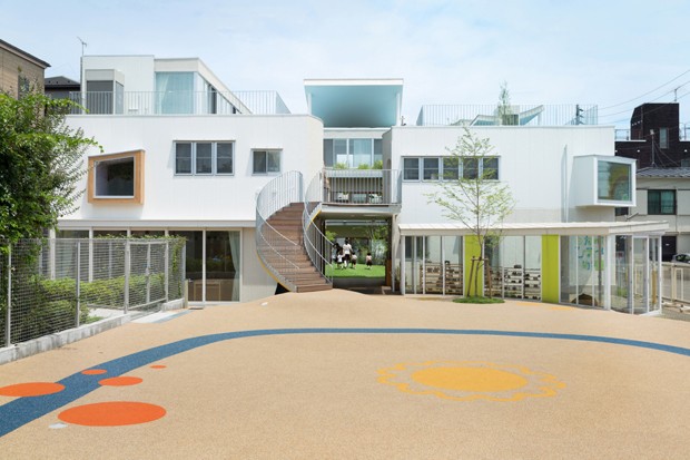 Escola infantil em Tóquio foi construída em torno de um jardim (Foto: Divulgação)