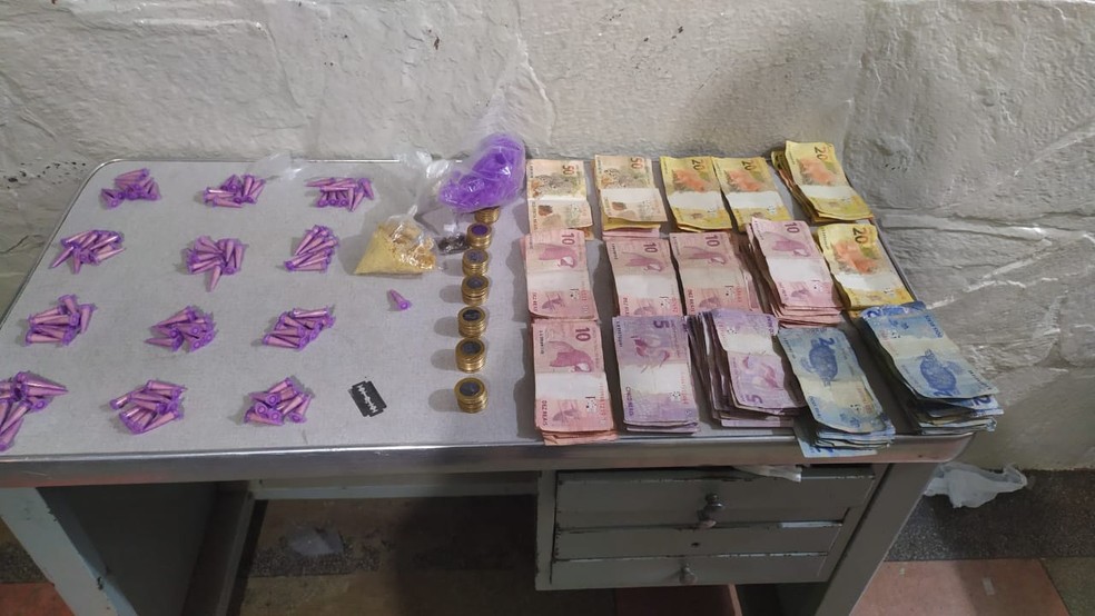 PorÃ§Ãµes de droga e dinheiro foram apreendidos durante operaÃ§Ã£o da PM â€” Foto: PolÃ­cia Militar/DivulgaÃ§Ã£o 