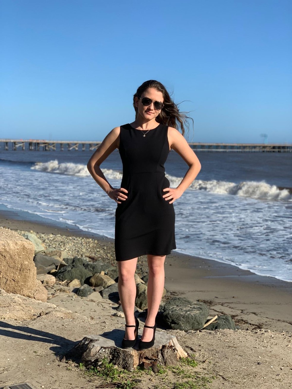 A astrônoma brasileira Lia Medeiros, especialista em buracos negros, no dia em que defendeu sua tese na Universidade da Califórnia em Santa Barbara — Foto: Arquivo pessoal/Monica Hollenbeck