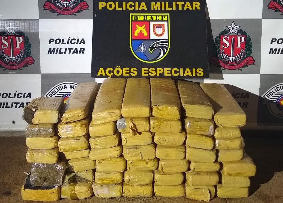 Droga estava escondida em fundo falso de veículo — Foto: Polícia Militar
