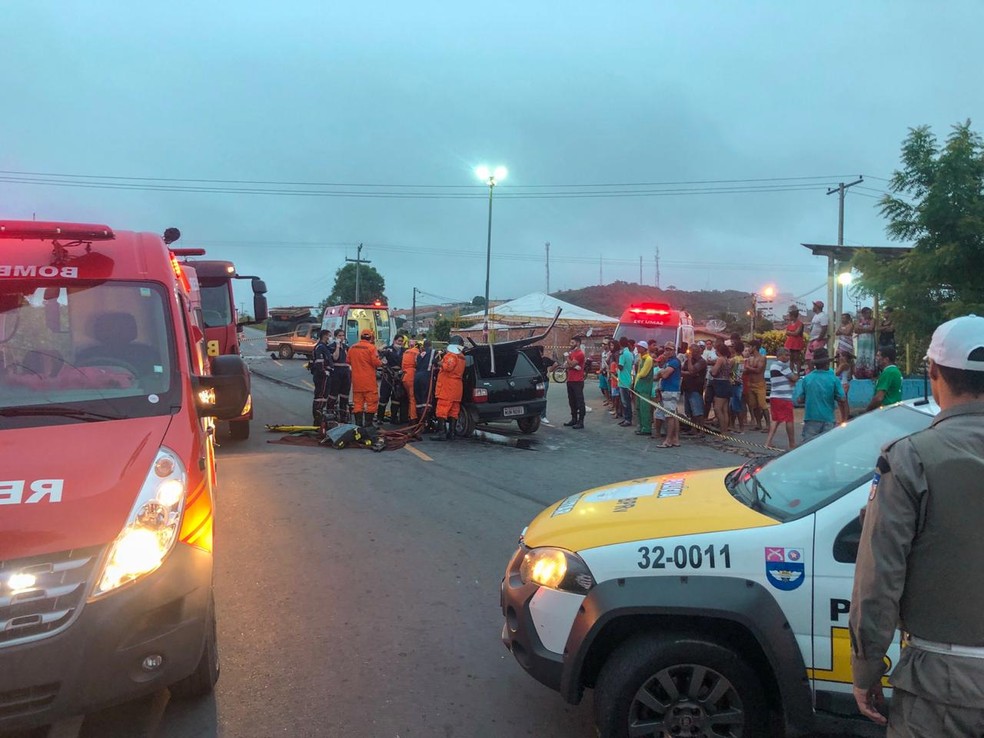 Policiais militares ajudaram a isolar a área do acidente para facilitar o trabalho dos Bombeiros — Foto: Divulgação / André Henrique - Corpo de Bombeiros