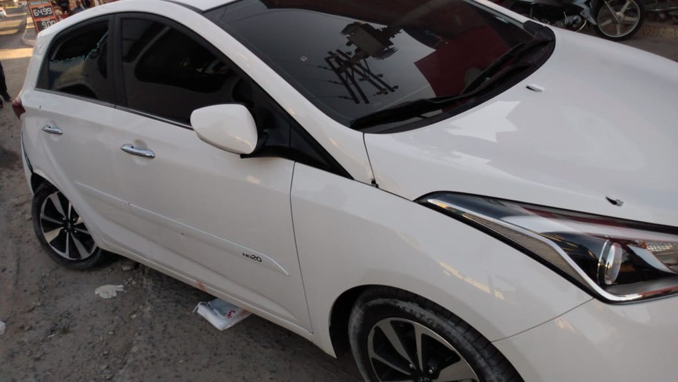 Carro foi alvejado na parte da frente e na lateral  — Foto: Reprodução/PM