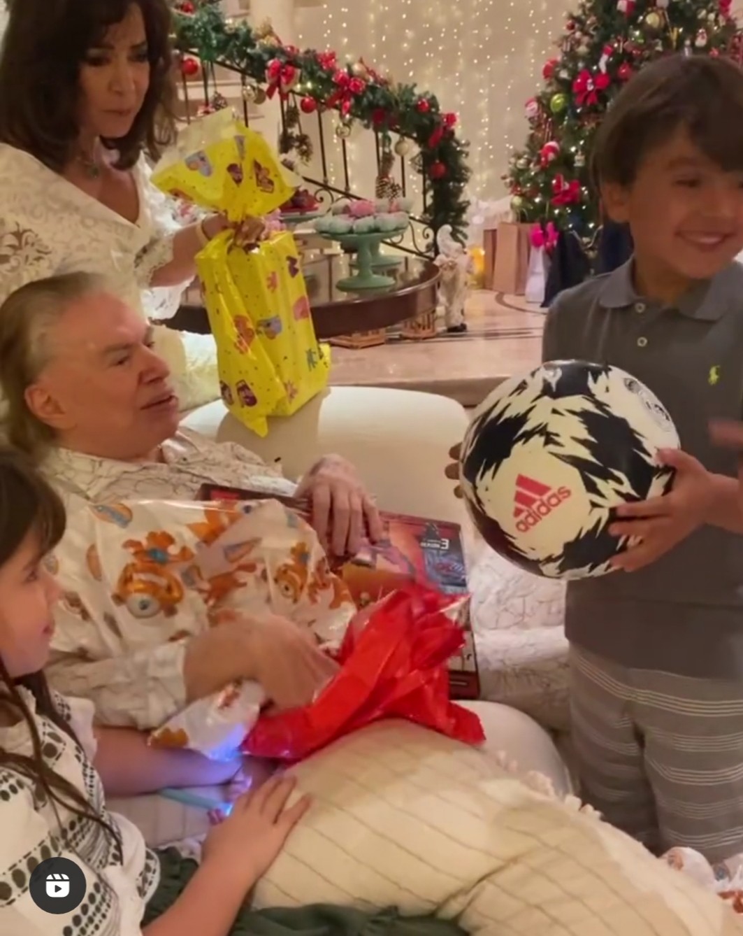 Silvio Santos exibe especial de Natal com a turma do “Jogo dos