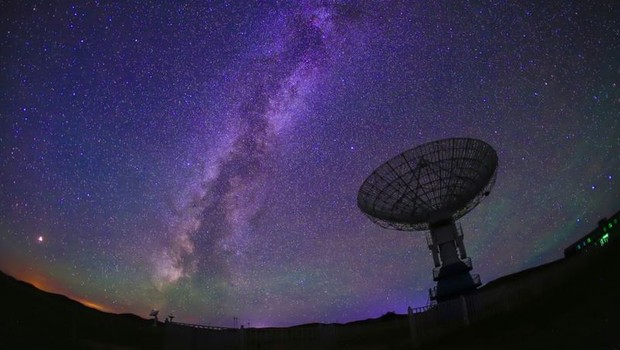 BBC- Loeb defende a busca por vida fora da Terra como forma de ensinar e unir os humanos a respeito de seu (insignificante) papel no universo (Foto: Getty Images via BBC News)