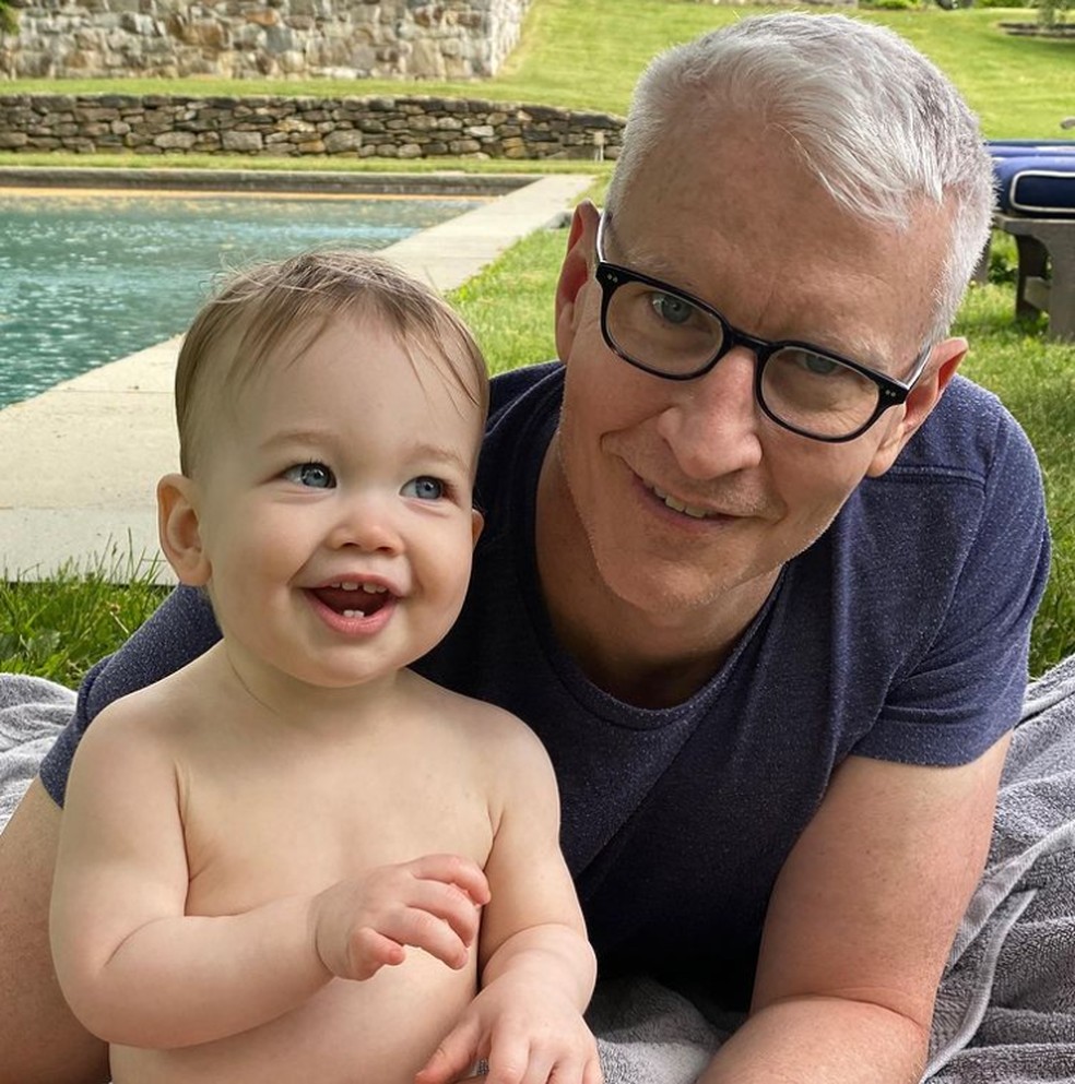 Anderson Cooper, jornalista e apresentador da CNN, em foto com o filho Wyatt Morgan — Foto: Reprodução/Instagram