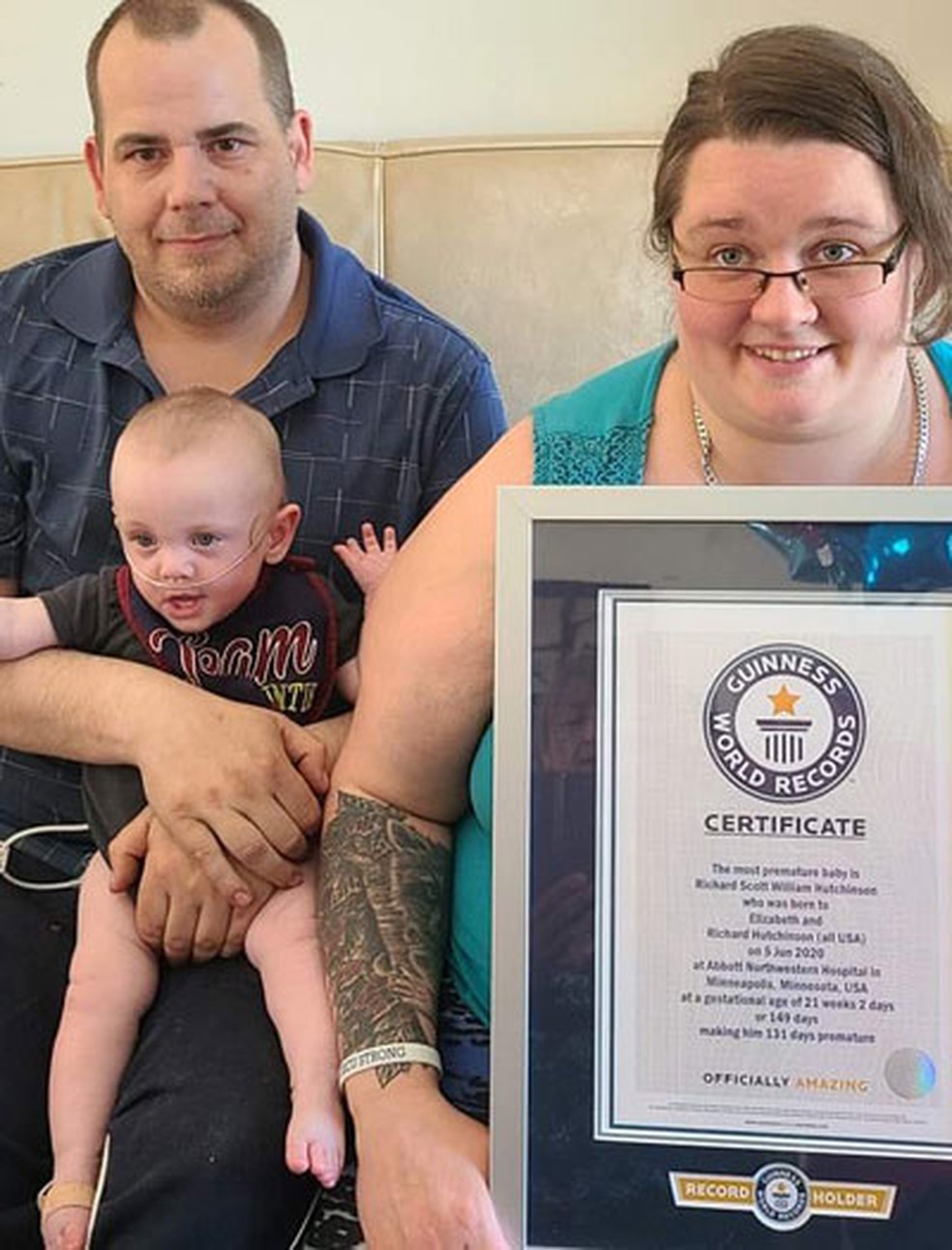 Richard e seus pais, Rick e Beth Hutchinson, com a certificação do Livro Guinness de Recordes — Foto: Rick e Beth Hutchinson via Guinness World Records/Divulgação